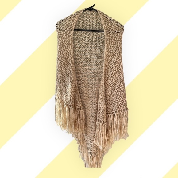 Beautiful, handmade knit shawl in a nice neutral shade. Perfect for layering.‎ - Picture 1 of 3
